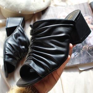 🚨END OF YEAR SALE// Ruche Black Mule
